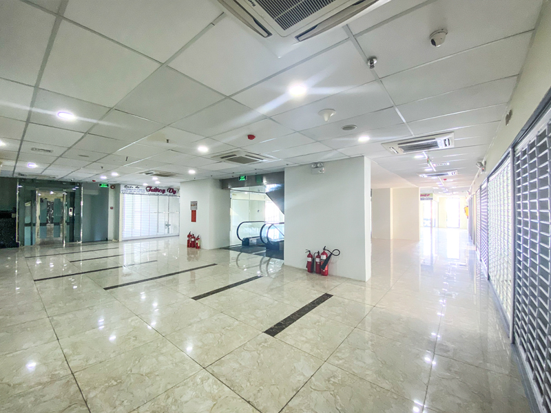 The kiosk that displays products at Bay Hien Shopping Mall.